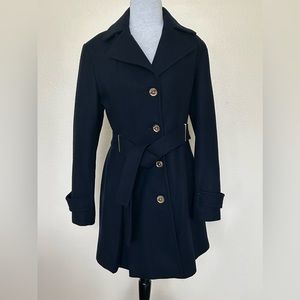 Preowned Michael Kors belted button down coat 
Size 8 
Black